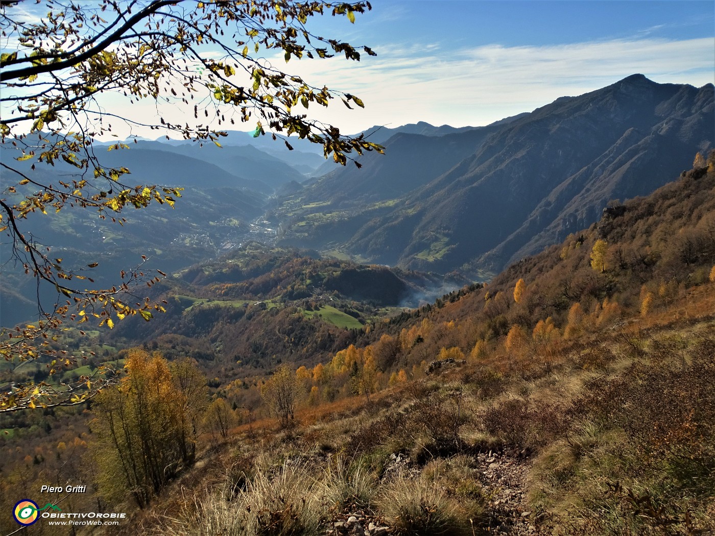 21 Dal Canalino dei sassi vista sulla valle colorata d'autunno.JPG